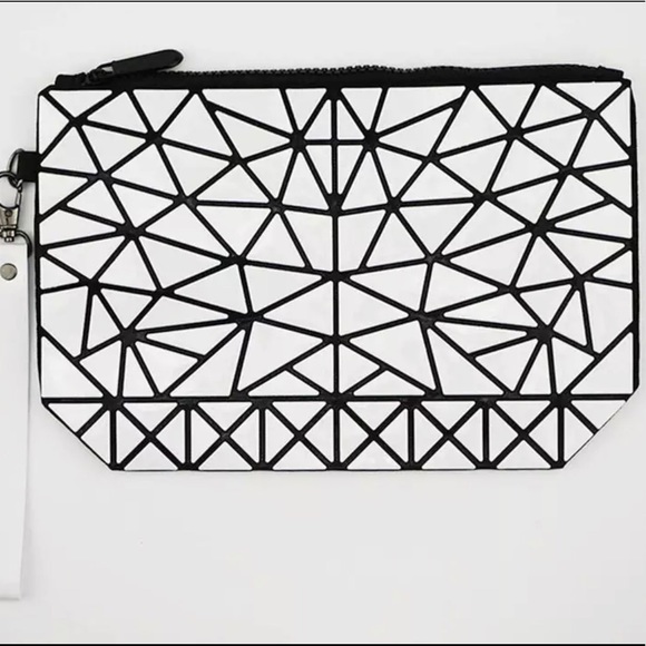 HOST PICK 💕 white geometric wrist bag - Picture 2 of 3
